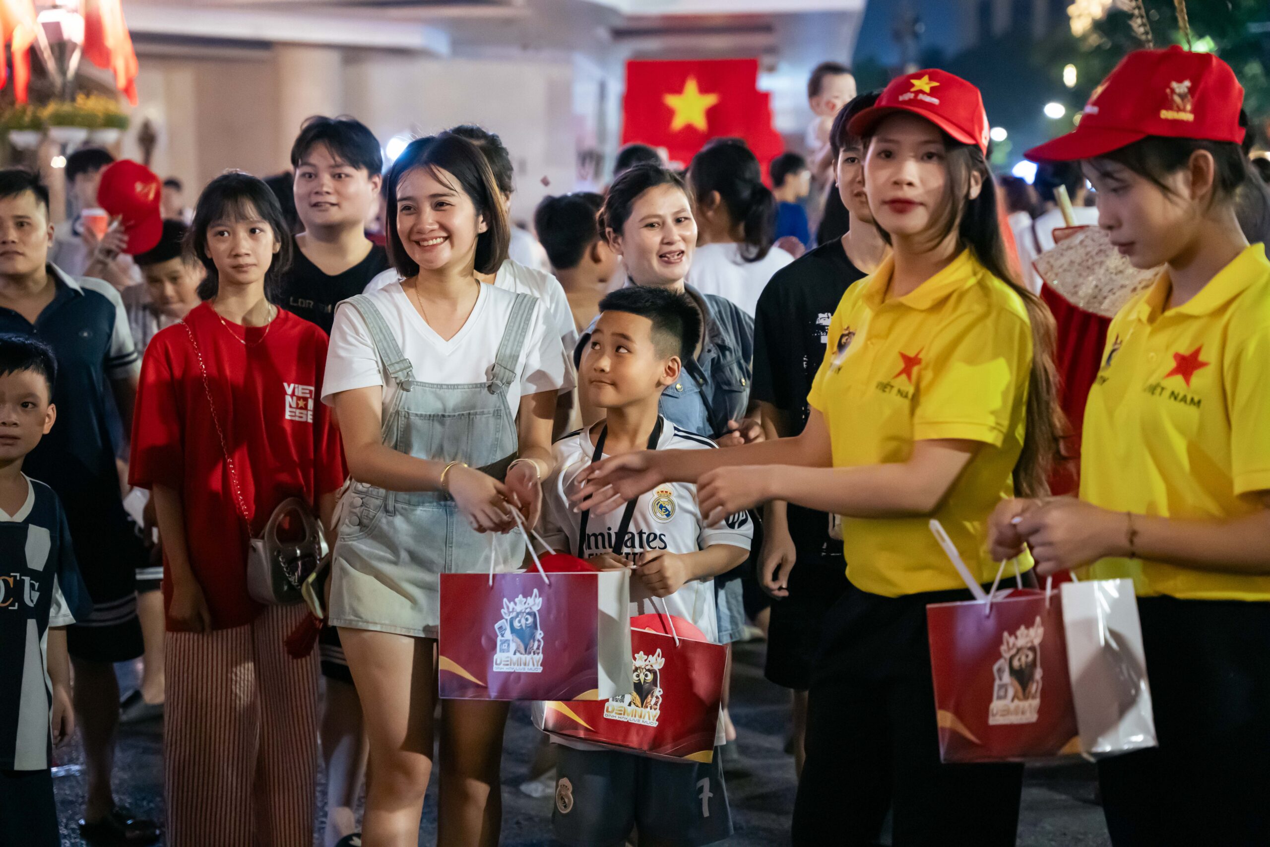 CẢ NƯỚC HÂN HOAN QUỐC KHÁNH 80 NĂM – DEMNAY TẶNG QUÀ NGẬP TRÀN 2 Dấu ấn lễ hội đáng nhớ của DEMNAY